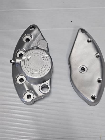 Polerade bromsokhalvor i aluminium