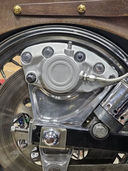 Polerad bromsok monterad på motorcykelhjul