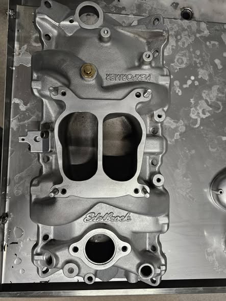 Polerat Edelbrock insugningsrör i aluminium