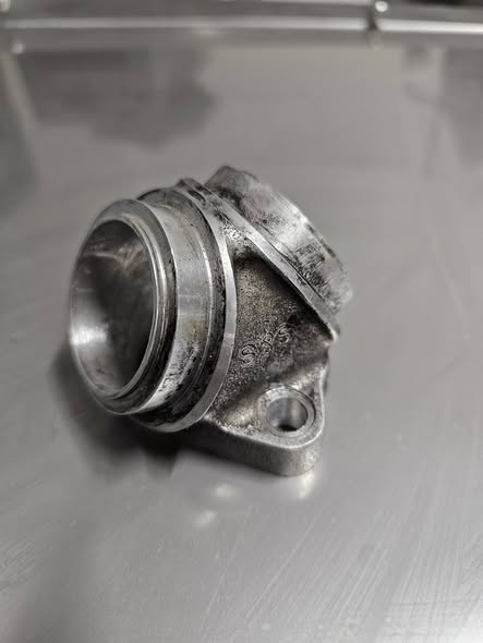 Termostathus i stål före vattenpolering